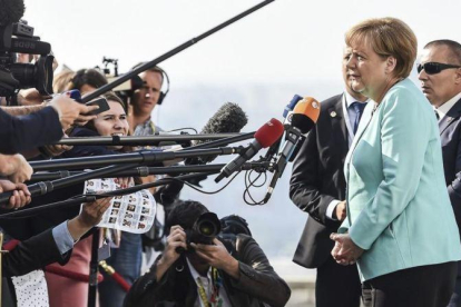 Angela Merkel atiende a los periodistas a su llegada a  la cumbre.-EFE / FILIP SINGER