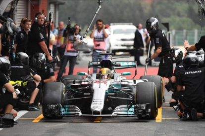 Lewis Hamilton, con su Mercedes, en la segunda sesión de entrenamientos en Spa-AP / EMMANUEL DUNAND