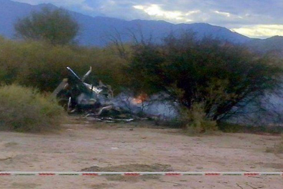 Los restos de los dos helicópteros accidentados, este lunes en Villa Castelli, en la provincia argentina de La Rioja.-Foto: AFP / ALDO PORTUGAL