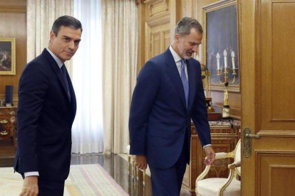 El presidente del Gobierno en funciones Pedro Sánchez y el Rey Felipe VI en la ronda de consultas de las pasadas elecciones.-EUROPA PRESS