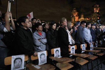 Miles de mexicanos se manifiestan para exigir la aparición de los 43 estudiantes de Iguala, este miércoles en Ciudad de México.-Foto: EFE / MARIO GUZMÁN