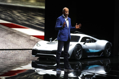 El presidente de Mercedes, Dieter Zetsche, presenta el Project One-KAI PFAFFENBACH (REUTERS)