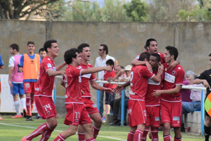 Los jugadores del Numancia B celebran el gol de Edipo que significaba el momentáneo 0-1.-Diario del Alto Aragón