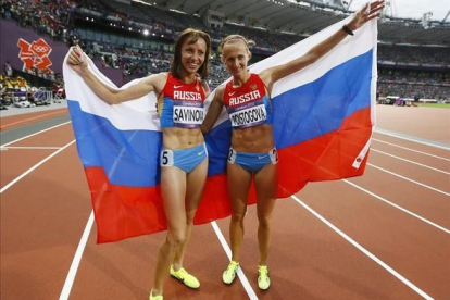Savinova (izquierda) y Poistogova serán castigadas a perpetuidad, a propuesta de la AMA, ambas lograron oro y bronce en los Juegos de Londres, en la prueba de 800 metros.-EFE / KERIM OKTEN