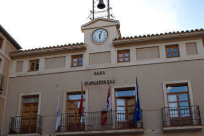 Fachada del Ayuntamiento de San Esteban./JAVIER SOLÉ-