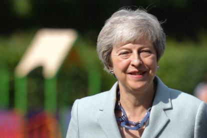 Theresa May, este jueves, a su llegada al colegio electoral para votar en las europeas, en Londres.-AFP