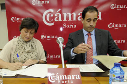 Pilar Sánchez Barreiro y Ángel Colominas, en la firma del convenio./ U. S. -