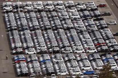 Coches aparcados en la factoría de Volkswagen de Navarra.-EFE/JESÚS DIGES