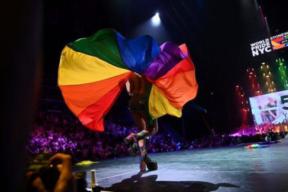 Un drag queen se presenta en el escenario durante la ceremonia de apertura de WorldPride 2019 en el Barclays Center en Brooklyn.-AFP