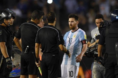 Messi protesta ante los colegiados en el partido ante Chile.-AFP / EITAN ABRAMOVICH