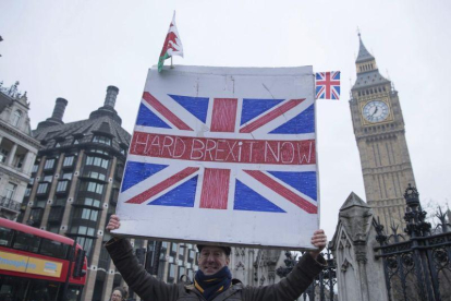 Varias personas participan en la manifestación a favor del "brexit" en el Old Palace Yard, en Londres, Reino Unido, este 23 de enero.-HAYOUNG JEON / EFE