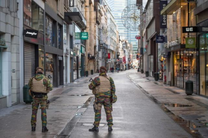 Soldados belgas patrullan por la desierta calle Neuve de Bruselas, una vía comercial de la capital de Bélgica habitualmente llena de ciudadanos EFE / STEPHANIE LECOCQ