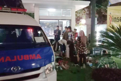 Una ambulancia junto a un hotel en la isla de Lombok.-EL PERIÓDICO