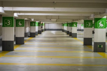 Un parking situado en una de las partes más transcurridas de la ciudad permanece vacía en Bruselas. EFE / STEPHANIE LECOCQ