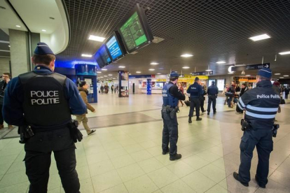 Varios policías patrullan la estación de tren Midi en Bruselas, que está poco transitada. STEPHANIE LECOCQ | EFE