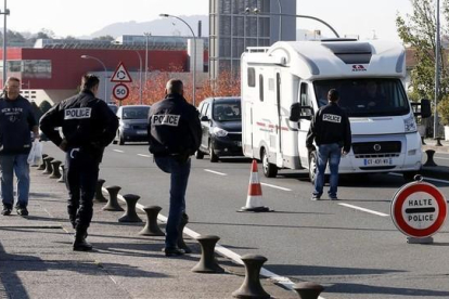 La policía francesa realiza un control en el puente que une Irún con Hendaya.-EFE / JUAN HERRERO