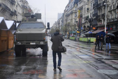 El ejército belga custodia las principales calles de Bruselas que hoy ha quedado paralizada con el cierre de las líneas de metro, de centros comerciales y museos. EFE / JAIME OJEDA