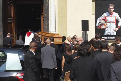 El féretro de Bianchi es portado al interior de la catedral de Sainte Réparate por un grupo de jóvenes pilotos.-Foto:   AP / LIONEL CIONNEAU
