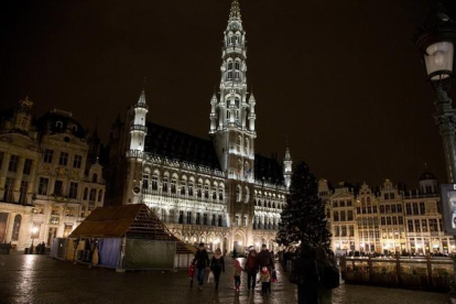 Una familia se pasea por el centro de Bruselas. AP / Virginia Mayo