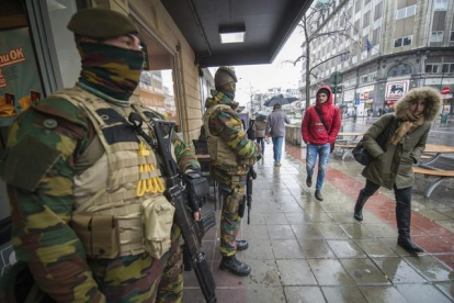 Soldados armados vigilan delante de un restaurante en el centro de Bruselas. EFE / STEPHANIE LECOCQ