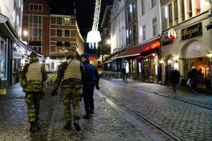 La policía patrulla cerca de la Gran Plaza de Bruselas, desértica, por la noche. AP / VIRGINIA MAYO