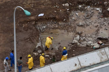Las autoridades chinas advirtieron de que los niveles de cianuro de sodio registrados en las aguas alrededor del puerto de Tianjin, donde tuvieron lugar dos explosiones el pasado 12 de agosto, son hasta 277 veces superiores a lo aceptable.  Mientras así l-Foto: REUTERS