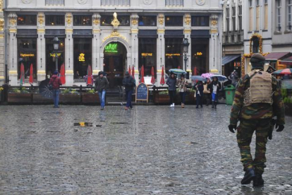 El ejército belga custodia las principales calles de Bruselas que ha quedado paralizada con la alerta terrorista. EFE / JAIME OJEDA
