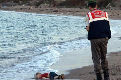 El cuerpo de Aylan Kurdi, un bebé de 3 años, apareció en las costas turcas el pasado mes de septiembre y se convirtió en la imagen de la crisis de los refugiados.-AP