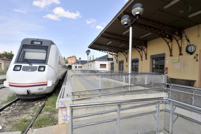 Un tren en la estación de Soria.-Valentín Guisande