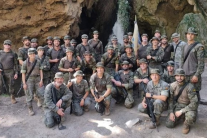 Militares del Escuadrón Numancia en una de las fotos colgadas en Twitter.-HDS