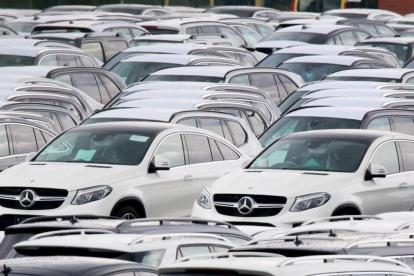 Coches Mercedes aparcados en el puerto de Bremerhaven, al norte de Alemania.-EFE