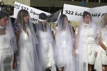 Mujeres vestidas de novia en una protesta contra la ley derogada, en Beirut, en diciembre del 2016-AP / HASSAN AMMAR