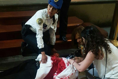 Dos mujeres y una oficial de la policía de Ciudad de México, intentan ayudar al sacerdote apuñalado-EFE