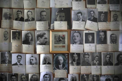 Retratos de algunos de los muertos en el museo del campo de exterminio nazi de Mauthausen.-EFE / PACO CAMPOS