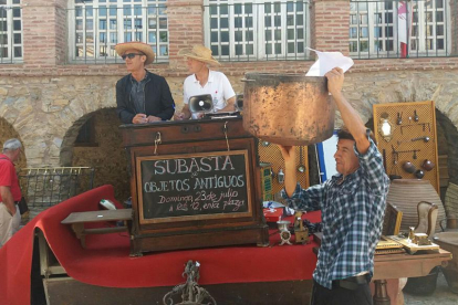 Imagen de la subasta de objetos en Yanguas-D. S.