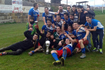 Los jugadores del Abejar celebran el título de la Liga Provincial sobre el terreno de juego del campo de La Ermita.-