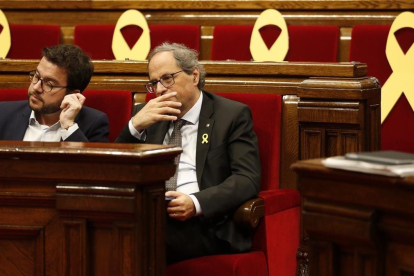 El vicepresidente de la Generalitat, Pere Aragonès (ERC), y el president, Quim Torra, en el Parlament-ALBERT BERTRAN