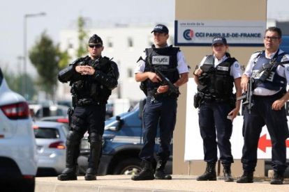 Policías franceses en un campus de de verano cerca de París.-REUTERS / CHARLES PLATIAU