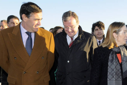 Antonio Pardo junto a Silván y a Ana Pastor, en la inauguración de la Almazán-Sauquillo. / VALENTÍN GUISANDE -