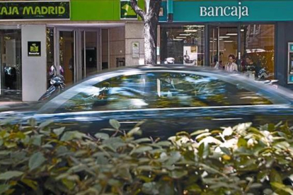 Sucursales de Caja Madrid y de Bancaja antes de fusionarse en Bankia.-MIGUEL LORENZO