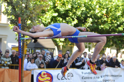 La campeona de España, Ruth Beitia, durante uno de sus saltos. / VALENTÍN GUISANDE-