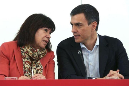 La presidenta del PSOE, Cristina Narbona, y el secretario general, Pedro Sánchez, este martes en la sede del partido.-DAVID CASTRO