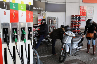 Este nivel en los precios de los combustibles ha estado marcado por la espiral alcista en que se encuentra el precio del crudo.-RICARD CUGAT