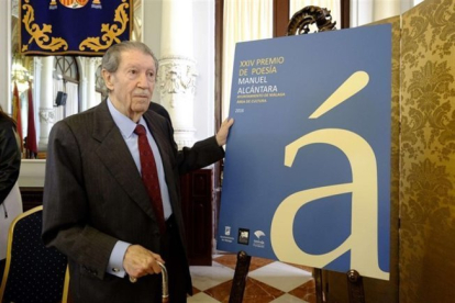El poeta y articulista Manuel Alcántara.-EUROPA PRESS