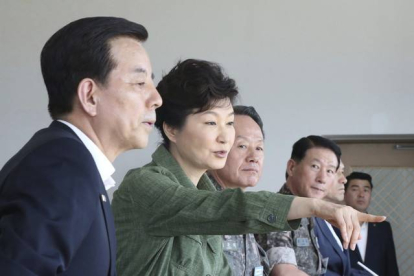 La presidenta surcoreana, Park Geun-hye saluda a varios cadetes en el centro de entrenamiento militar de al norte de Seúl este viernes.-YONHAP/EFE
