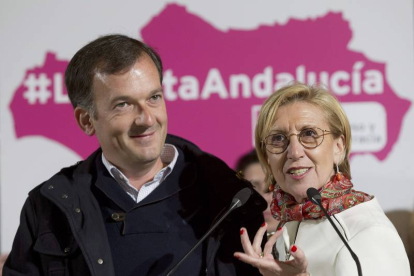 La líder de UPyD, Rosa Díez, y el candidato a la presidencia de la Junta, Martín de la Herrán (i).-Foto: EFE