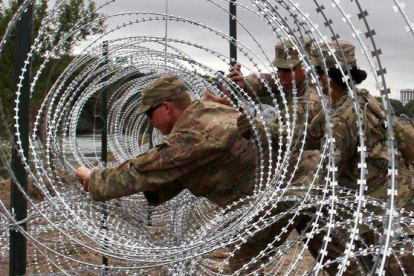 Soldados estadounidenses instalan concertinas en Laredo, Texas.-THOMAS WATKINS (AFP)