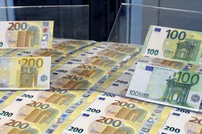 Nuevos billetes de 100 y 200 euros en la imprenta del banco central de Italia.-EFE / JORGE ORTIZ