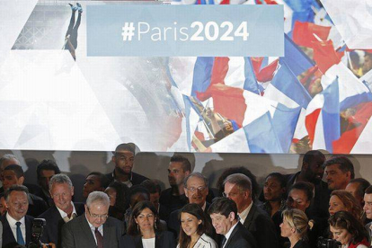 Atletas y autoridades posan junto a un cartel de París 2024, durante la presentación de la candidatura olímpica.-Foto: REUTERS / CHRISTIAN HARTMANN