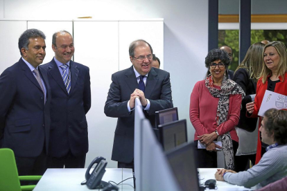 Herrera, acompañado de directivos de Cocnizant y de Del Olmo, en la visita a su sede de Boecillo.-ICAL